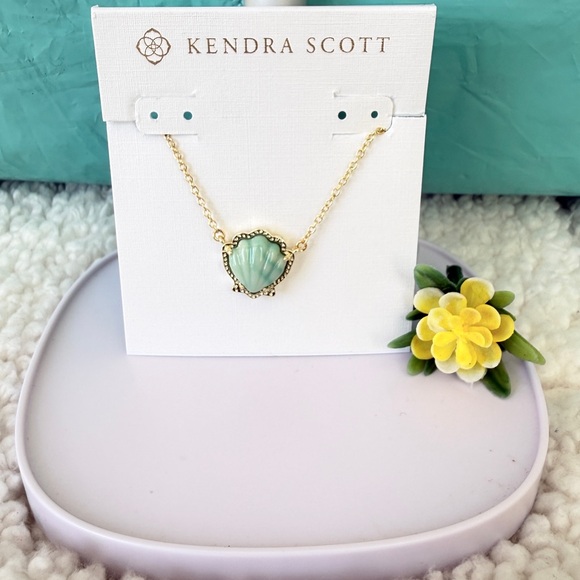 Kendra Scott Brynne Shell Gold Short Pendant Necklace